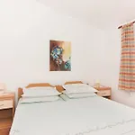 Family Friendly Seaside Apartments Kanica, Rogoznica - 4269 شقة *
