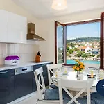 Family Friendly Seaside Apartments Kanica, Rogoznica - 4269 شقة *